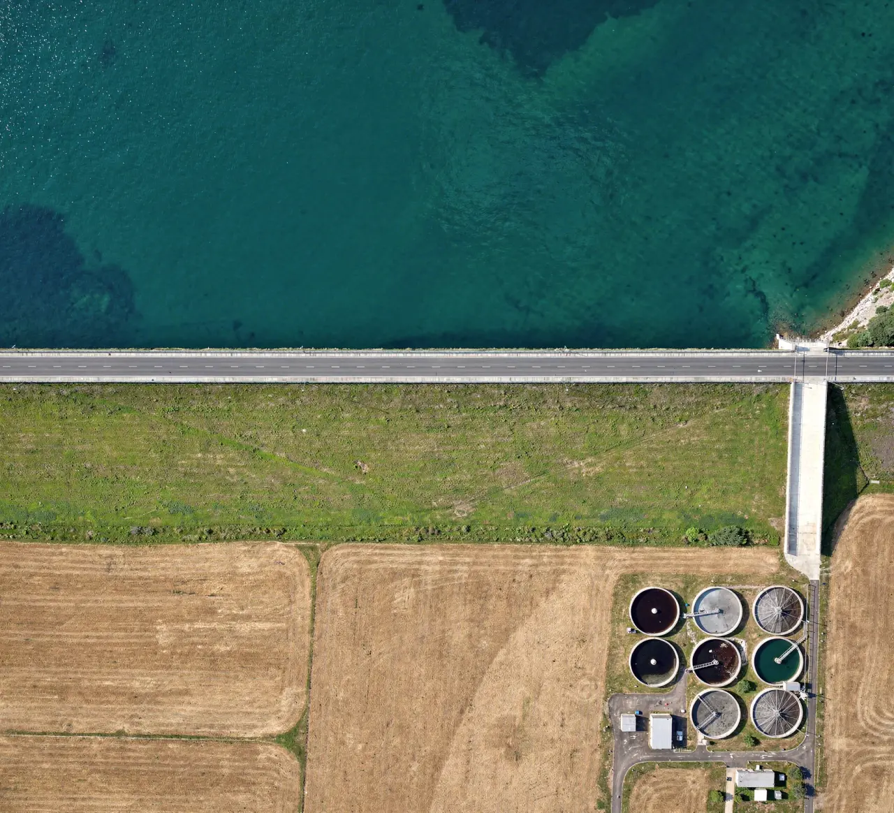 Reservoir with an embankment dam and a crest road